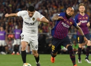 包含里昂在客场大胜门兴格拉德巴赫，继续保持不败的词条